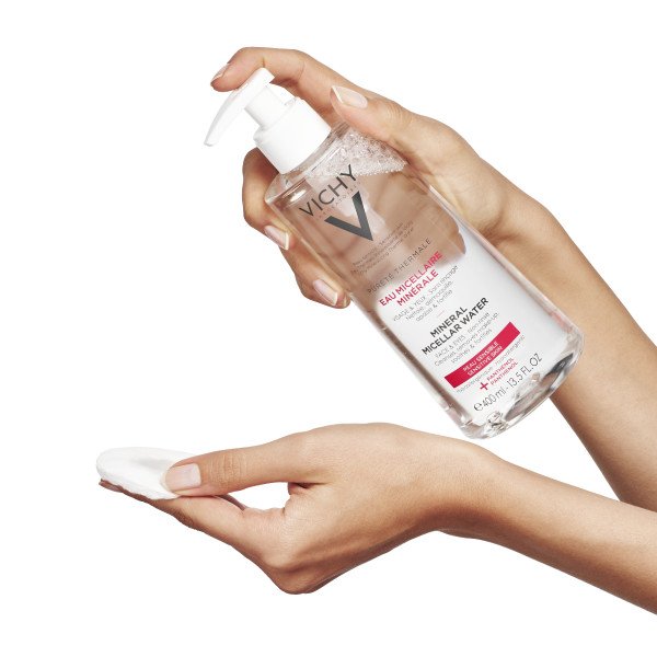 Vichy Pureté Thermale, hands pouring the water onto a cotton pad