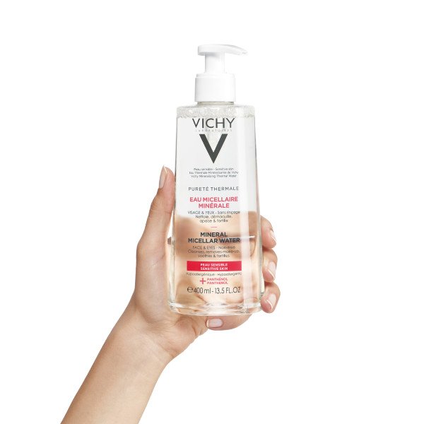 Vichy Pureté Thermale, hand holding the pump bottle